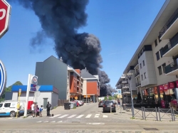 Incêndio violento em Tubize: intensidade das chamas diminui, confinamento mantido e escolas fechadas