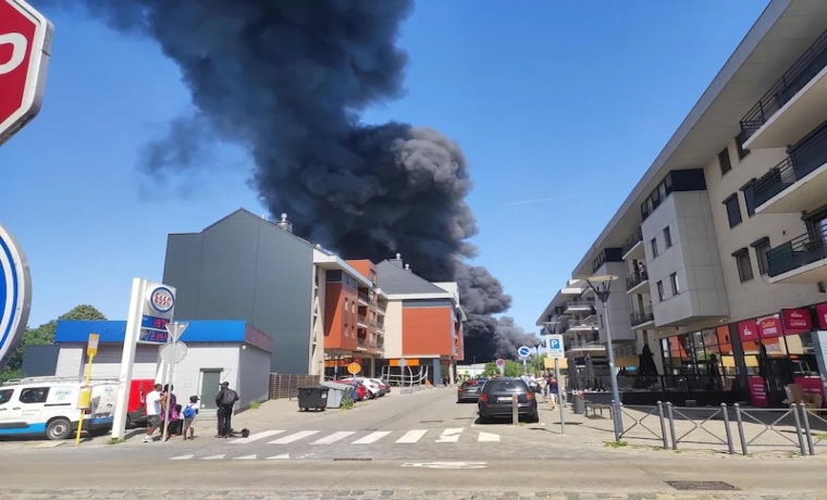 Incêndio violento em Tubize: intensidade das chamas diminui, confinamento mantido e escolas fechadas