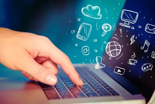 Mão a usar teclado de portátil com ícones digitais a sair do ecrã, representando serviços online e aplicações digitais.