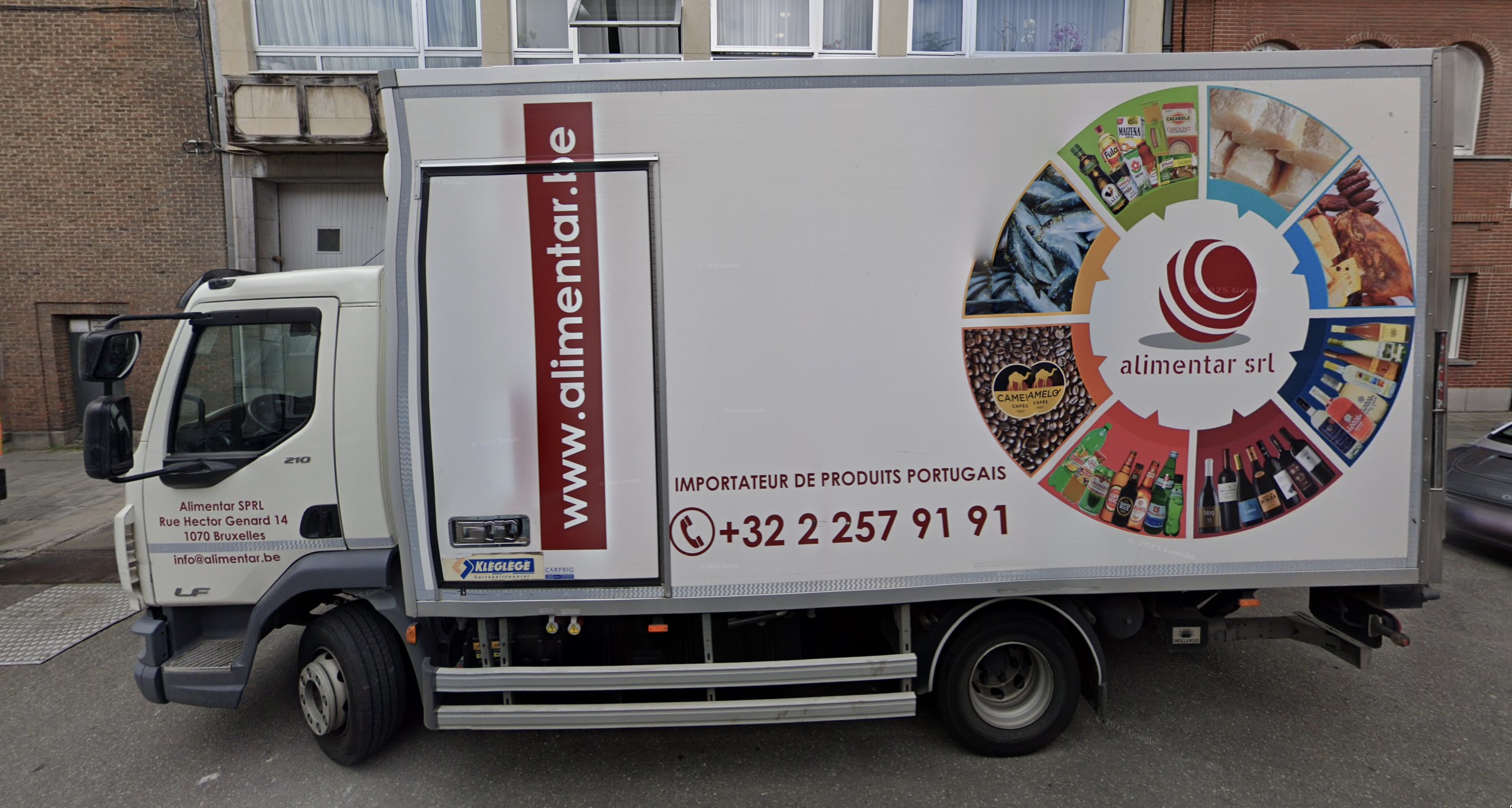 Camião de entregas da Alimentar SRL com logótipo, endereço do site, contacto telefónico e imagens de produtos alimentares, estacionado em frente a um edifício.