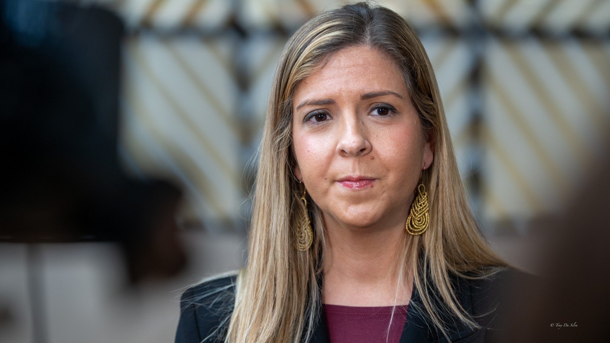 A ministra da Juventude, Margarida Balseiro Lopes, em ambiente formal, durante uma declaração à imprensa.