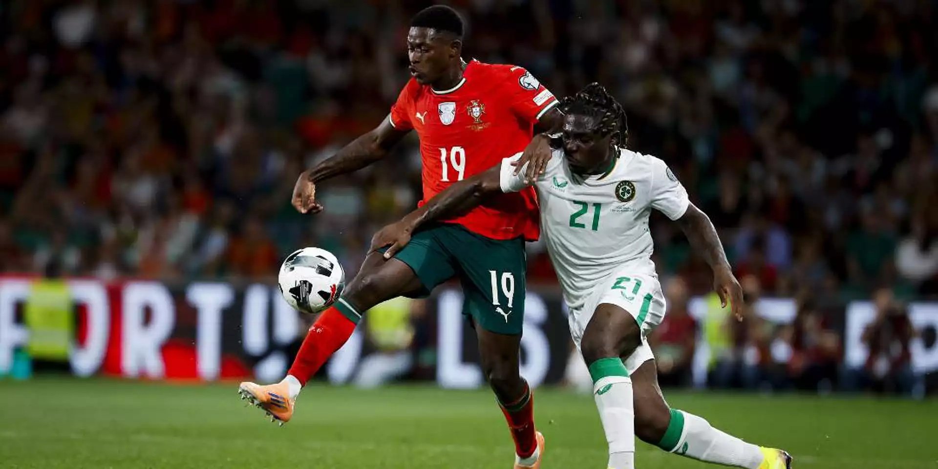 Jogador de futebol com expressão de frustração e as mãos na cabeça, simbolizando a pressão e as emoções vividas em grandes competições, tema abordado no artigo sobre o Mundial2026.