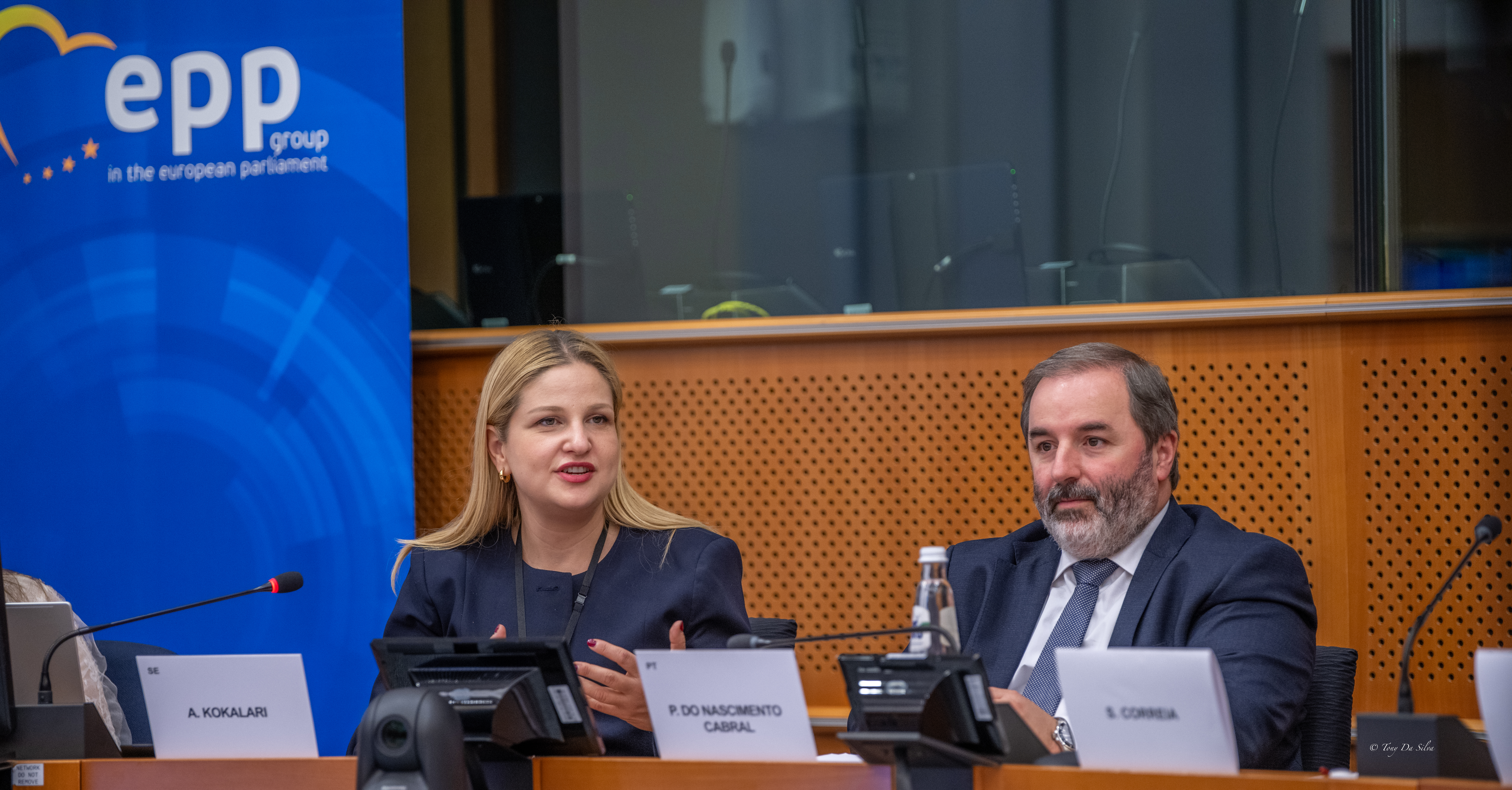 Sessão no Parlamento Europeu com dois oradores em destaque sentados à mesa, num painel institucional do grupo PPE, durante um evento sobre consentimento e dignidade humana.