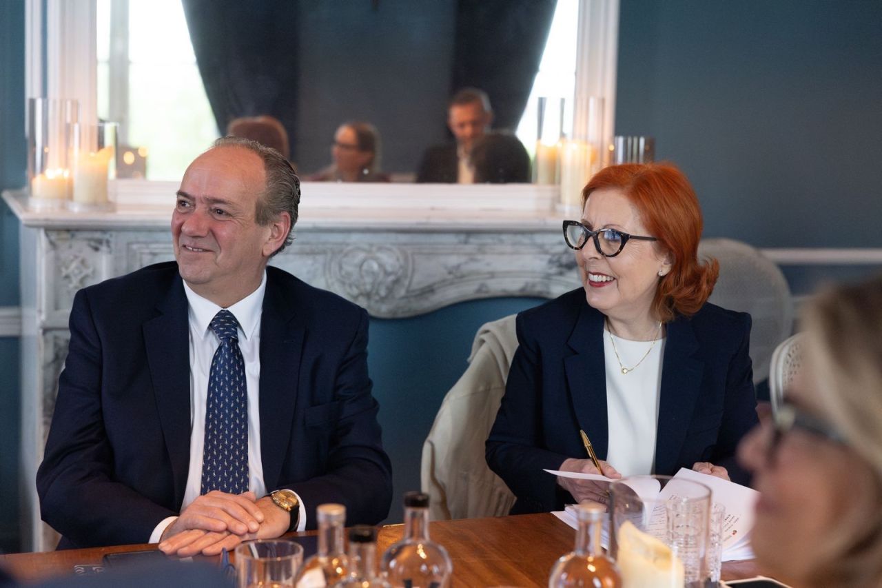 Participantes sentados à volta de uma mesa em ambiente formal, sorridentes e atentos, durante uma reunião estratégica sobre a transição energética europeia promovida pelo Conselho da Diáspora Portuguesa em Bruxelas.